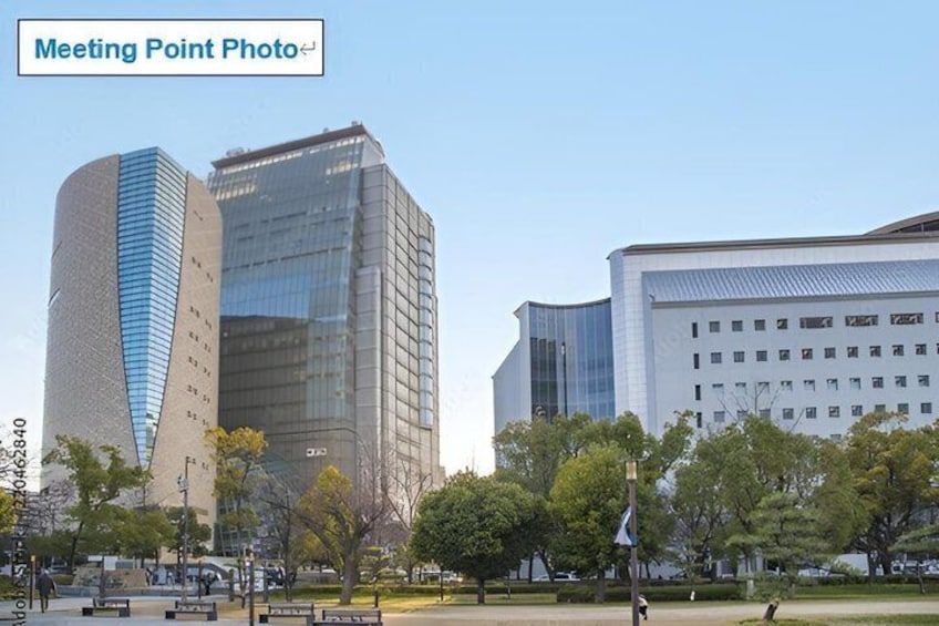 Un paysage urbain avec des bâtiments modernes, un parc arboré et un ciel dégagé. 2