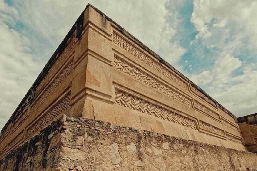 Une structure de pierre ancienne, ornée de sculptures complexes et dont la façade est marquée par les intempéries. 1