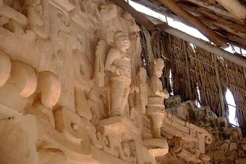 De vieilles sculptures taillées dans la pierre et une structure surmontée d’un toit de chaume. 4