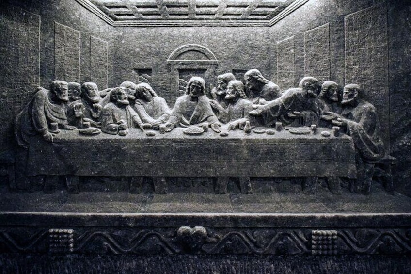 Un bas-relief en pierre représentant la Cène, avec Jésus et ses disciples assis autour d’une table. 5