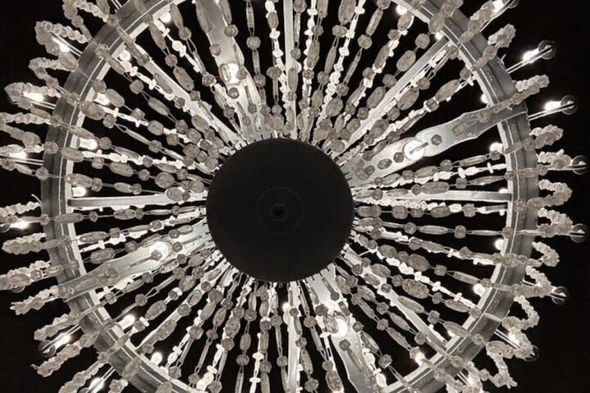 Une grande structure circulaire en métal, dotée de nombreuses lumières. 2