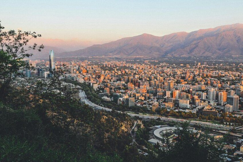 Une vue urbaine avec un gratte-ciel imposant, une route sinueuse et des montagnes en arrière-plan. 4