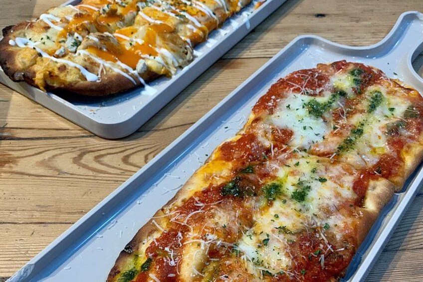 Två pizzor på brickor. 2