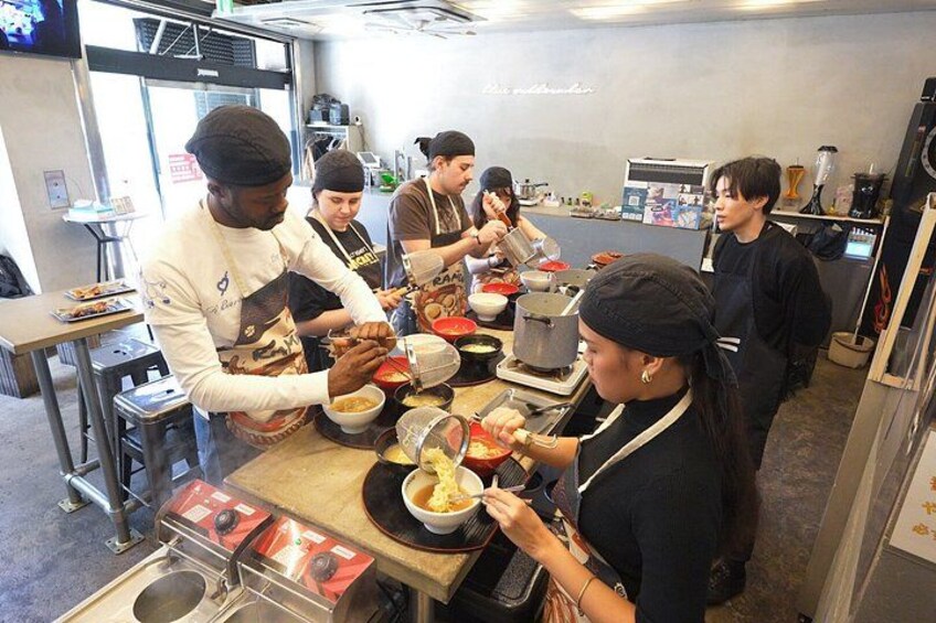 Un groupe de personnes préparant des aliments dans une cuisine. 5