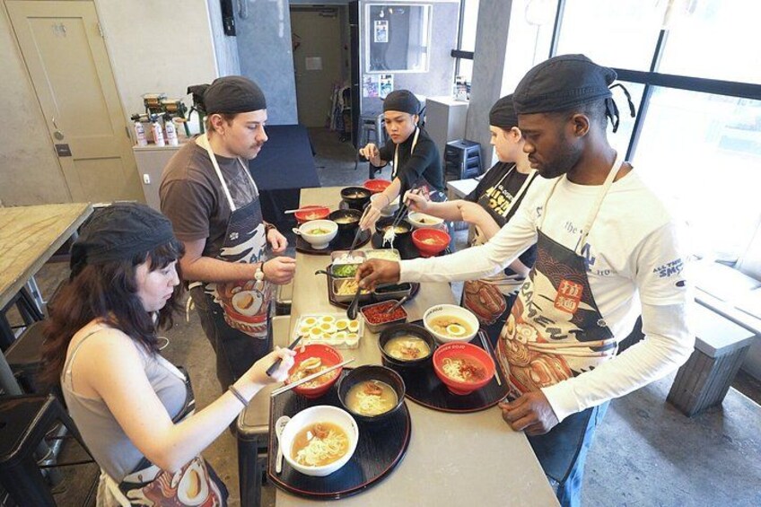 Un groupe de personnes qui servent des plats au comptoir d’un restaurant. 4