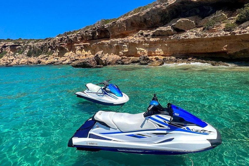 To jetski på klart turkis vand med klipper i baggrunden. 3