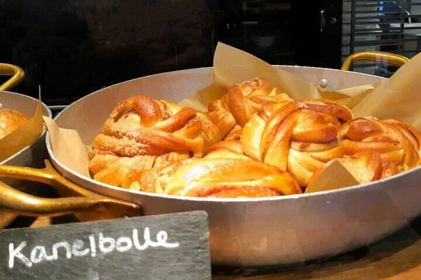 Un plateau de viennoiseries fraîchement sorties du four, étiquetées « Kanelbulle ». 5