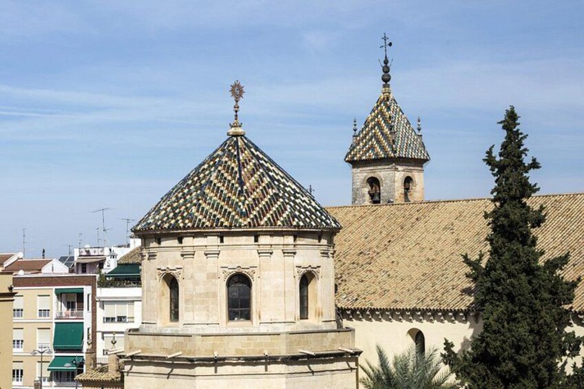 Une église avec un toit en tuiles et un clocher. 1