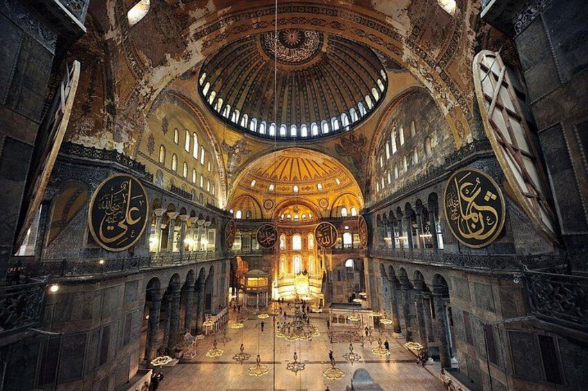 Un intérieur somptueux, doté d’un grand dôme, de fenêtres en arc de cercle et de décorations murales complexes. 5