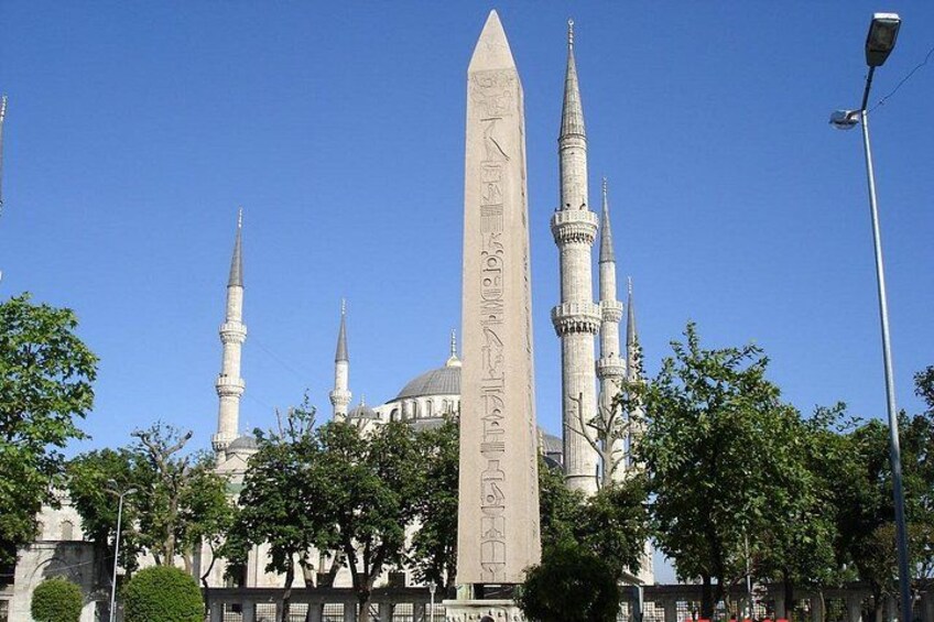 Une mosquée dotée de plusieurs minarets et d’un obélisque imposant à l’entrée. 4
