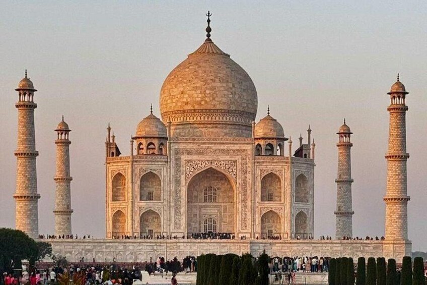 Il Taj Mahal con quattro minareti e una grande cupola centrale. 1