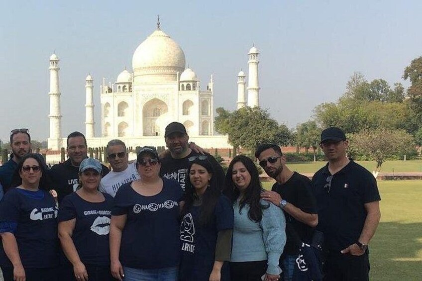 Un gruppo di persone di fronte al Taj Mahal. 4