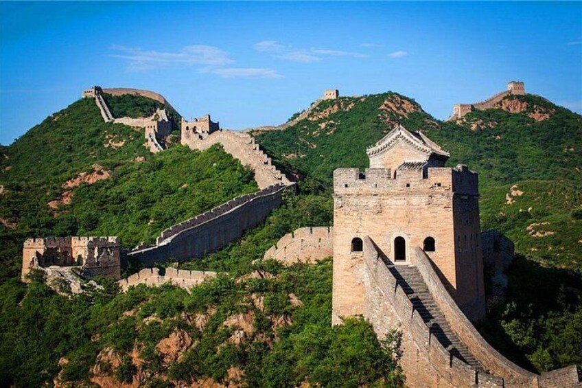 La Grande Muraille de Chine, avec ses marches de pierre abruptes et ses tours de guet. 2