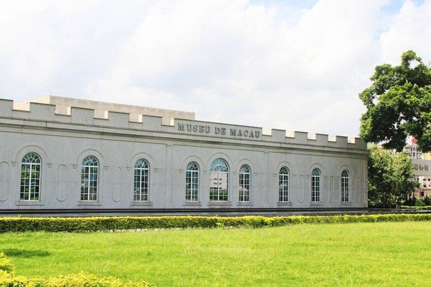 Un bâtiment doté de fenêtres en arc de cercle et sur la façade duquel on peut lire l'inscription « MUSEU DE MACAU ». 5