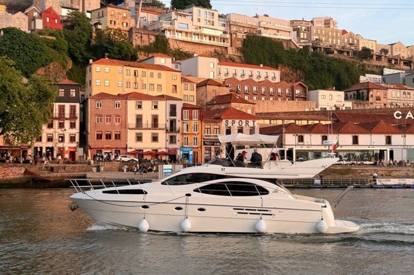 Porto: Luxury Yacht Cruise with wine, snacks & 7 bridges 1