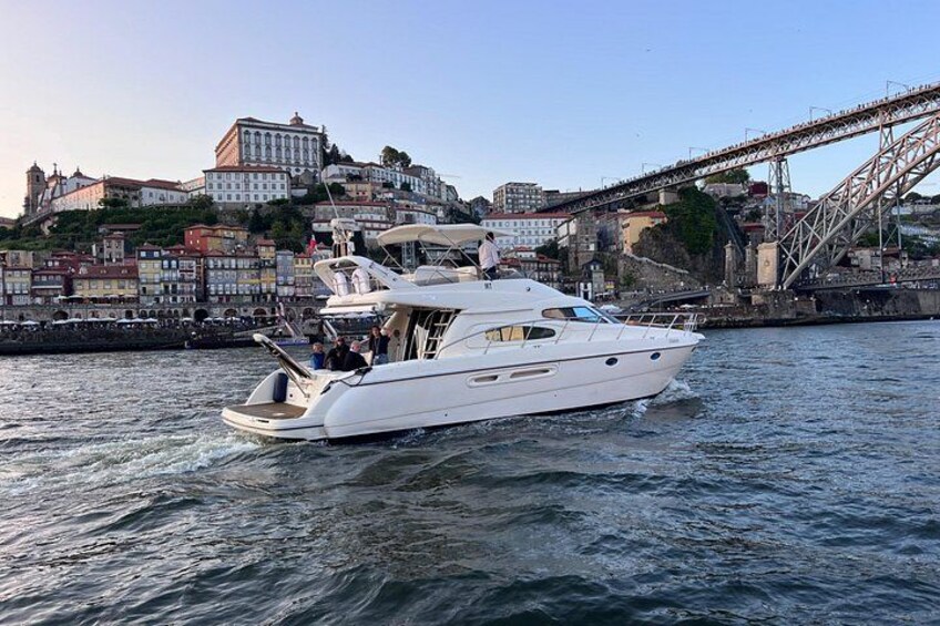 Porto: Luxury Yacht Cruise with wine, snacks & 7 bridges 3