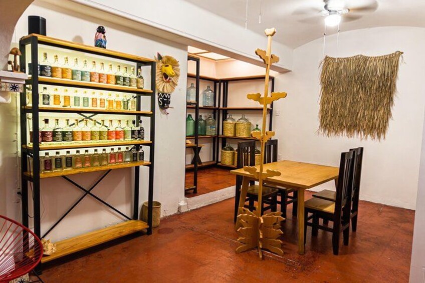 The experience takes place in El Mercado Negro, a charming space inside a colonial house in the heart of Oaxaca. Intimate, authentic, and filled with history, it’s the perfect setting to enjoy mezcal. 4