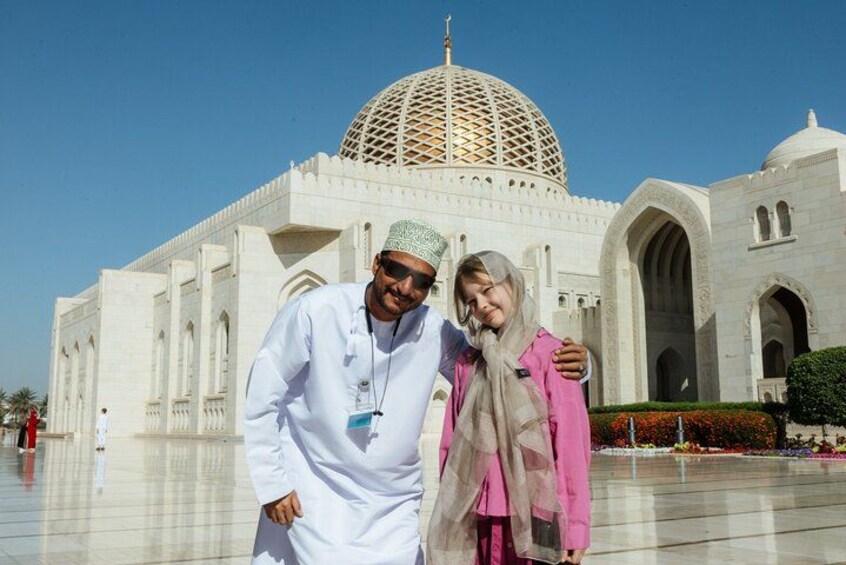 Guided Walking Tour of Sultan Qaboos Grand Mosque in Muscat 4
