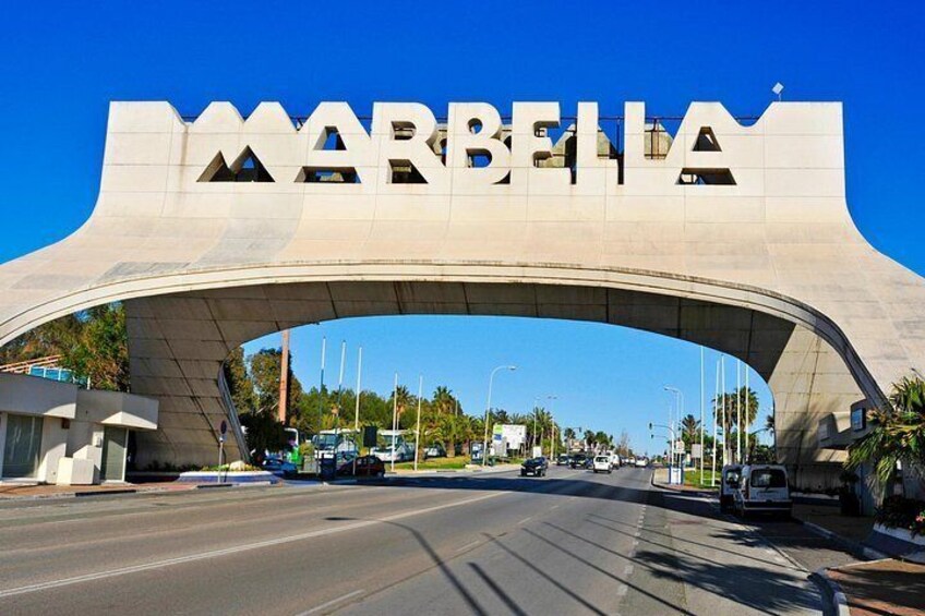 En stor valvöppning med ordet ”MARBELLA” skrivet på den, under en klarblå himmel. 5