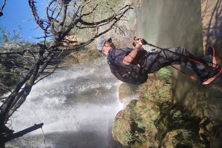 Una persona descendiendo en rappel por un acantilado rocoso. 2