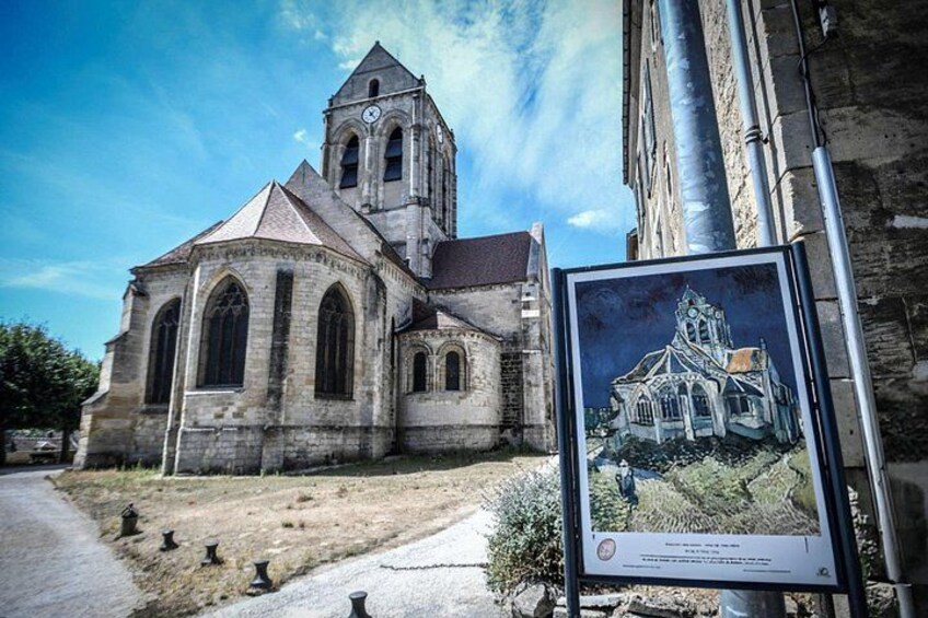 Una chiesa con un campanile e un manifesto raffigurante un edificio. 3