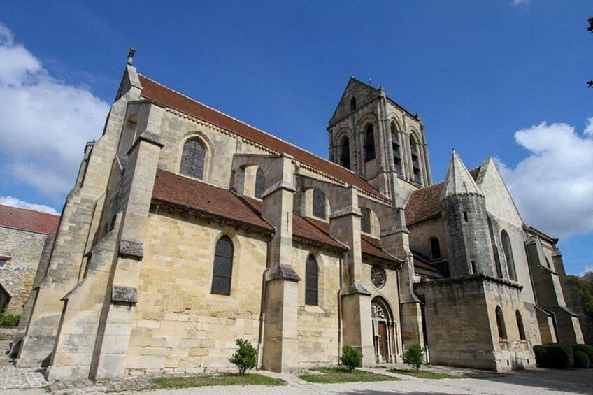 Una chiesa storica in pietra con un campanile e finestre ad arco. 2