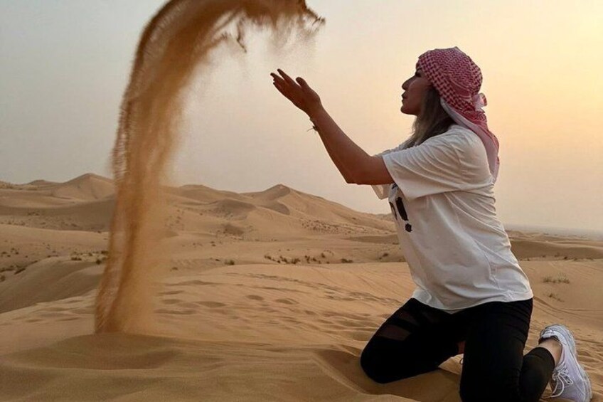 Una persona nel deserto, con dune sabbiose sullo sfondo. 4