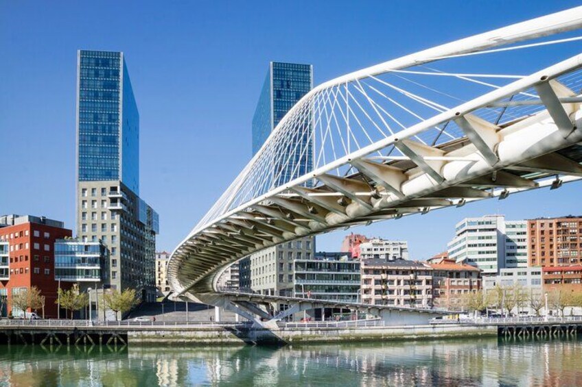 Un puente moderno, un río y un paisaje urbano con edificios altos. 3