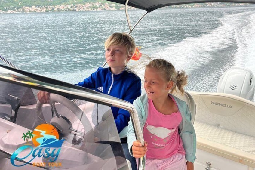 Två personer i en båt med logotypen ”Casu” och texten ”MOAT TOUR” på sidan. 2