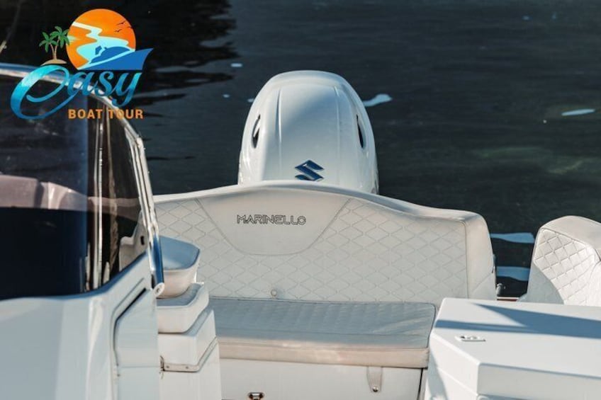 En båt med varumärket ”HARMELLO” på aktern. 3
