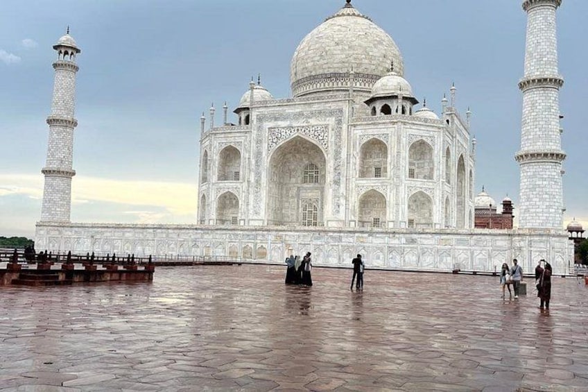 Taj Mahal med sina fyra minareter och stora, centrala kupol. 2