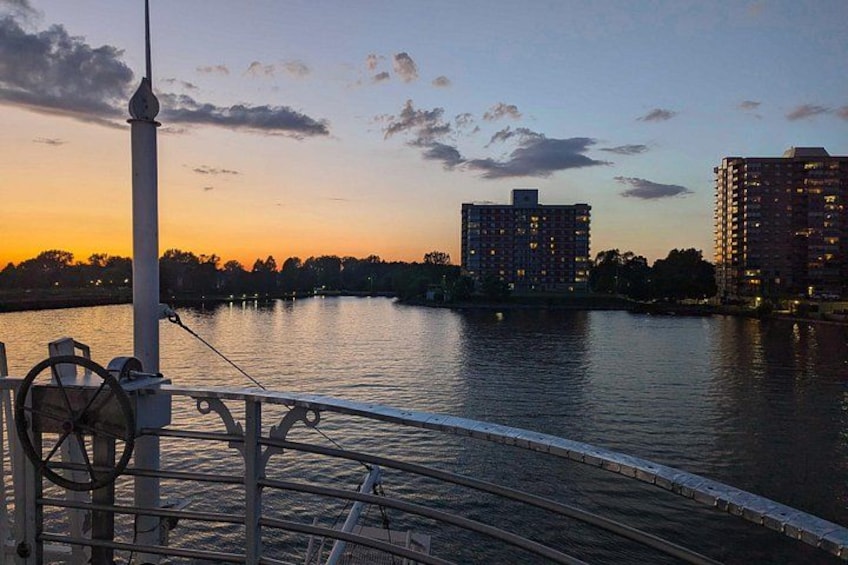 Sails Monday & Tuesday evenings aboard the Island Queen 2