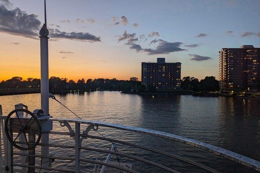 Un río con edificios al fondo durante el atardecer. 3