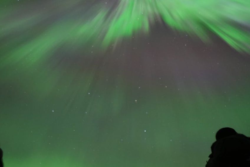 Norrskenet (Aurora Borealis) med gröna nyanser och strimmor. 4