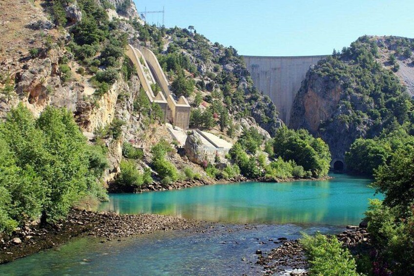 Green lake scenery within the canyon area 4