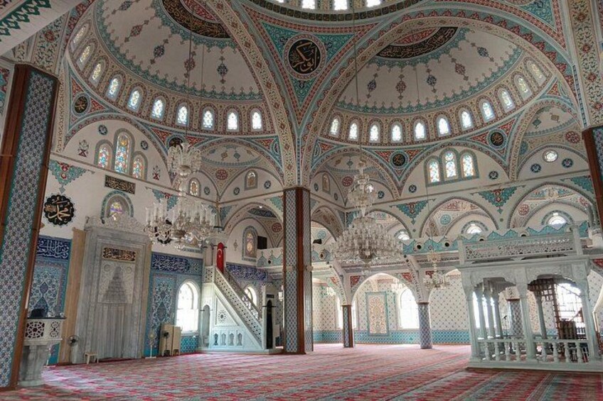 Quiet mosque stop reflecting local life 4