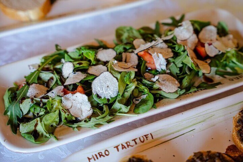 En salat med rucola, skivede trøfler og crostini. 5