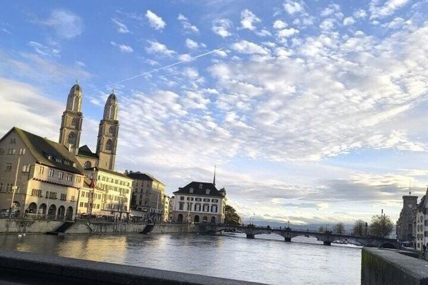 Une rivière bordée d’immeubles et traversée par un pont. 1