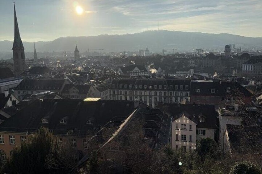Une vue urbaine avec un clocher d’église imposant, une rivière et un pont. 4