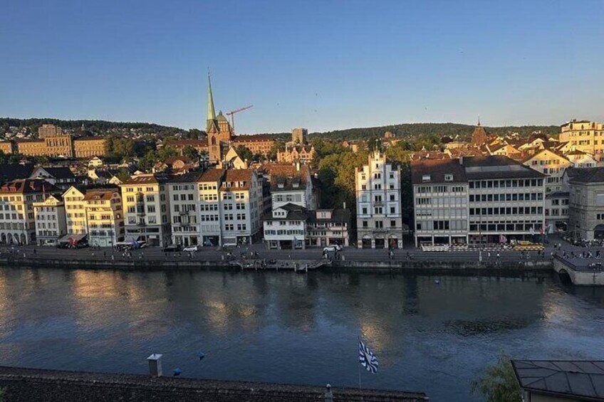 Une rivière bordée de bâtiments, un clocher d’église imposant et une grue visible au loin. 2
