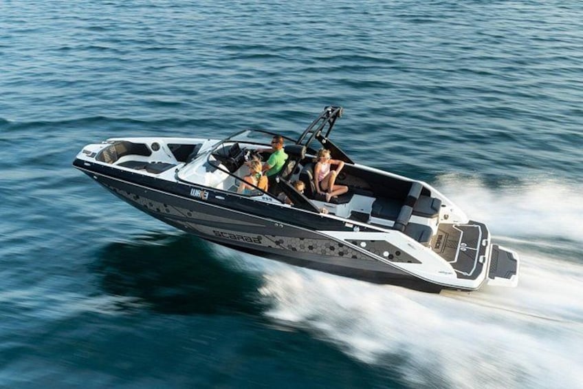 Een speedboot met twee inzittenden vaart door het water. 3