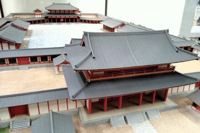 En detaljeret model af en traditionel japansk bygning med flere etager og et tagtækket tag. 2