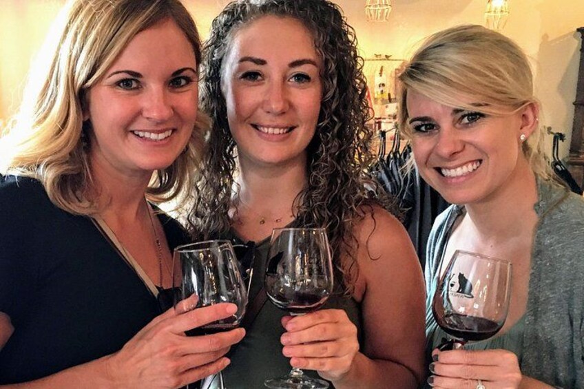 Drie personen met wijnglazen. 4