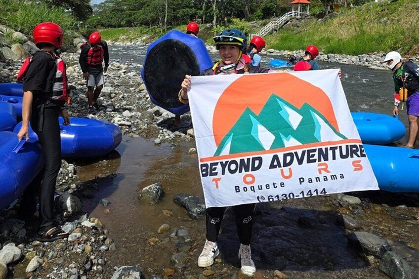 Folk forbereder sig på en raftingoplevelse, med et banner for Beyond Adventure Tours i Panama. 3