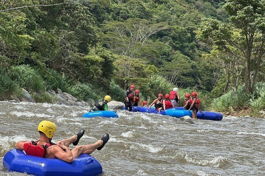 Persone che fanno rafting su un fiume, circondate da una fitta foresta. 4