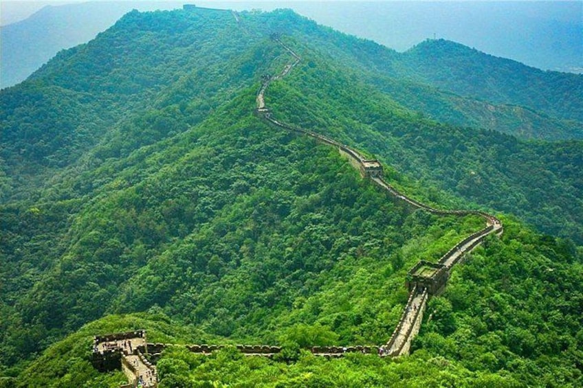 Un paisaje montañoso con una carretera serpenteante. 1