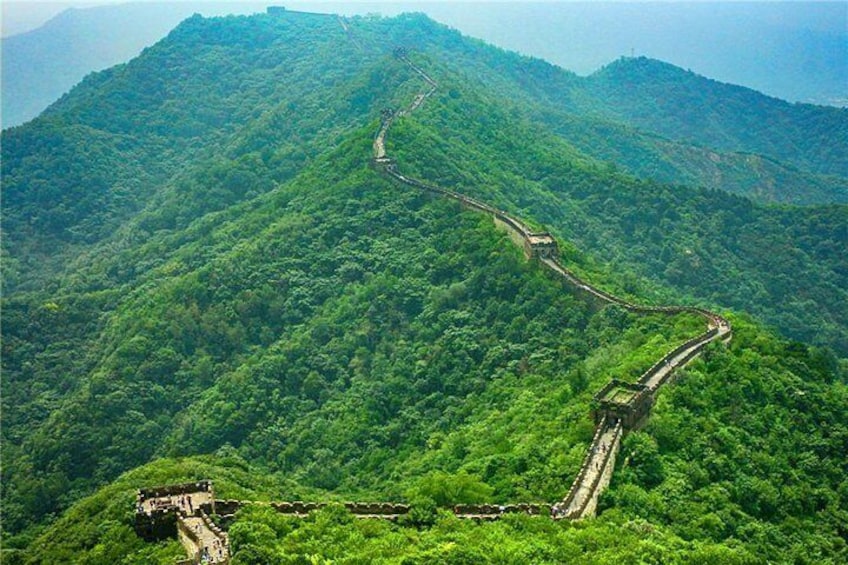 Una carretera sinuosa entre montañas, con abundante vegetación verde. 1