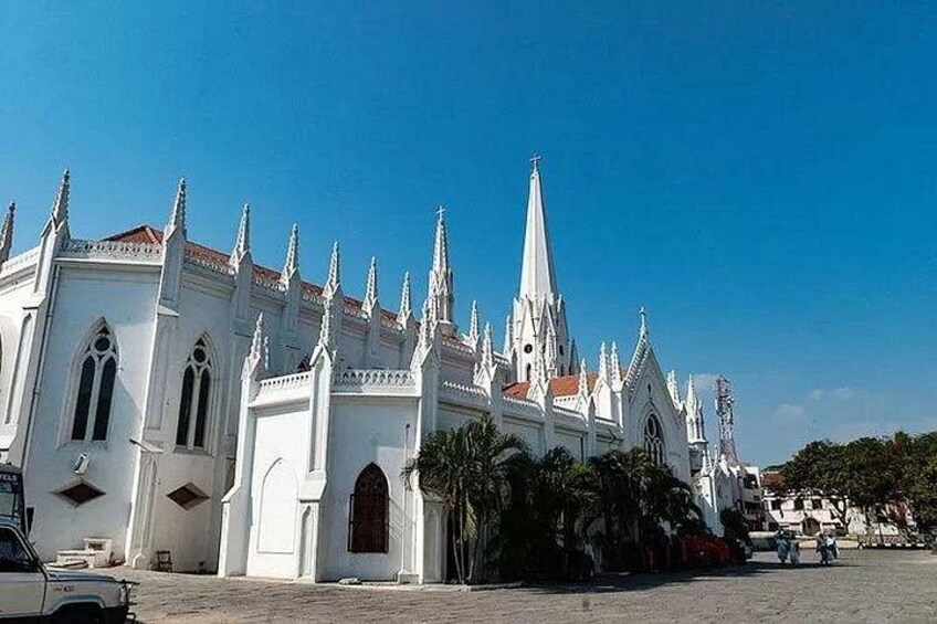 Una iglesia blanca con varias agujas y tejado de tejas rojas. 5