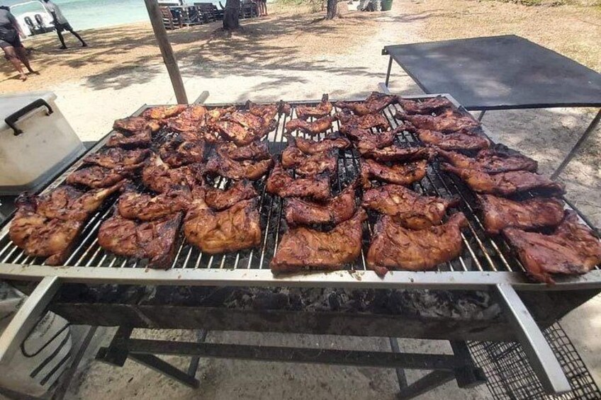 Una parrilla con varios cortes de carne a la parrilla. 2
