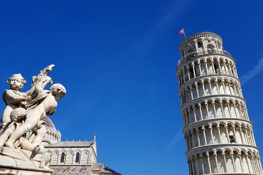 La Torre Inclinada de Pisa con un cielo azul despejado al fondo. 5